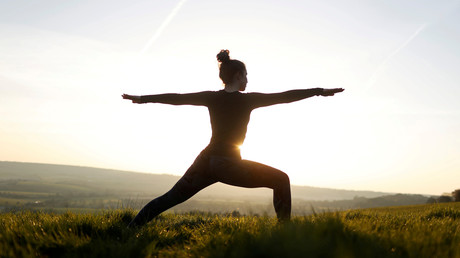 Une femme pratique le yoga dans le village de Chinnor en Angleterre (image d'illustration).