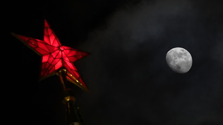 La Lune vue depuis la Place Rouge à Moscou (image d'illustration).