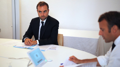 Le ministre des DOM-TOM Sébastien Lecornu au fort de Bregançon avec le président Emmanuel Macron, le 11 août 2020 (image d'illustration).