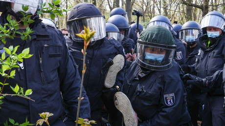 Des policiers arrêtent un manifestant à Berlin (Allemagne), le 21 avril 2021.
