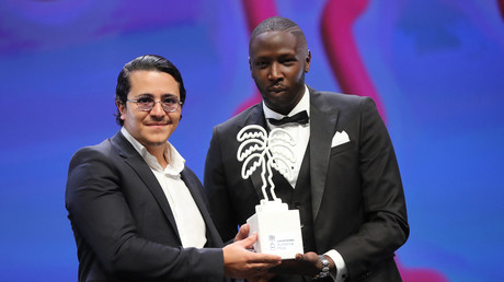 Brahim Bouhlel tient une récompense en forme de palmier à Cannes pour la série Validé, octobre 2020 (image d'illustration).