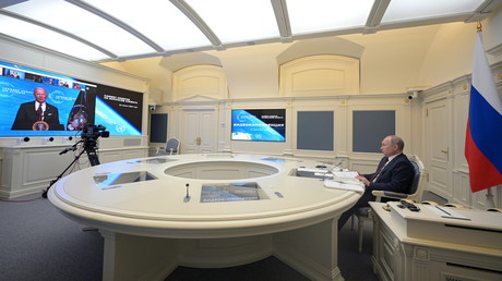 Le président russe Vladimir Poutine écoute le président américain Joe Biden alors qu'il assiste à un sommet mondial virtuel sur le climat, à Moscou, en Russie, le 22 avril 2021.