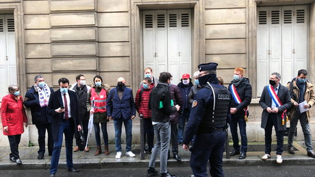Des parlementaires LFI, PCF, PS et EELV et le secrétaire du syndicat FNME CGT manifestent contre le projet de réorganisation d’EDF devant l’Hôtel Matignon à Paris, le 17 mars 2021 (illustration).