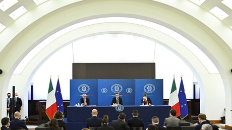 De gauche à droite sur l’estrade : le ministre italien de l’Economie, le Premier ministre italien Mario Draghi et le ministre italien du Travail et de la Politique sociale, en conférence de presse à l'issue d'une réunion du Cabinet à Rome, Italie, le 19 mars 2021 (illustration).