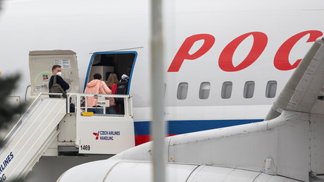 Des diplomates russes embarquent dans un Il-96 à l'aéroport de Prague après leur expulsion annoncée par les autorités tchèques (illustration).