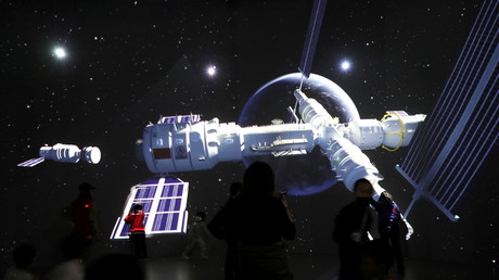 Une représentation de la station Tiangong 3 sur un écran géant au Musée des sciences et des technologies de Chine, à Pékin, le 24 avril 2021.