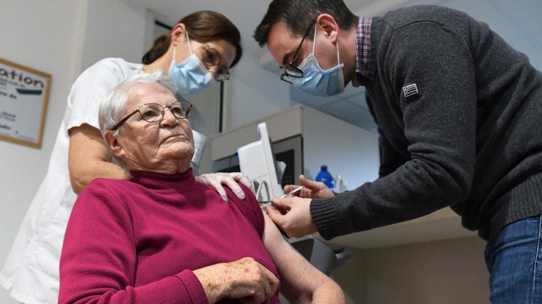 Vaccination en Ehpad : Santé publique France remet en cause les chiffres brandis par Macron et Véran