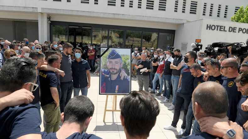 Avignon : plusieurs milliers de personnes rendent hommage au policier Eric Masson