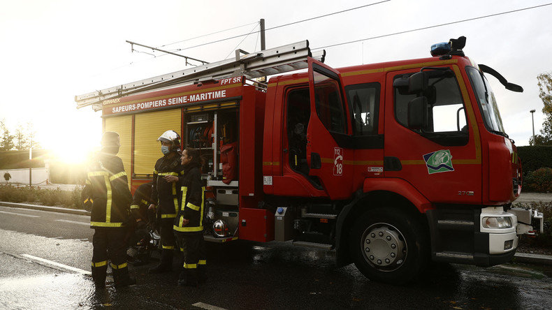 Important incendie dans une usine de produits chimiques à Bezons, un «risque de pollution» évoqué