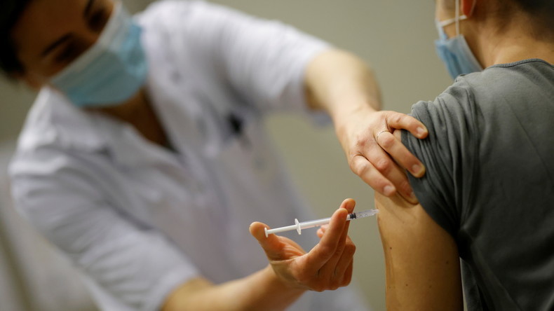 «Aucune porte n'est fermée» : le vaccin obligatoire contre le Covid-19 désormais évoqué par Macron