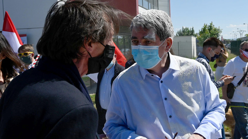 Le candidat et président LR de la région Grand Est enfariné publiquement