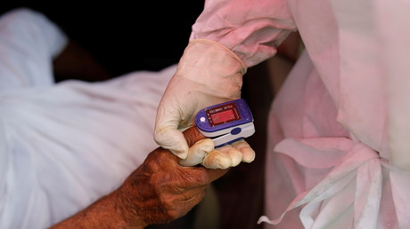 Un patient indien utilise un oxymètre pour vérifier son niveau d'oxygène, à Ghaziabad, le 30 avril 2021 (image d'illustration).