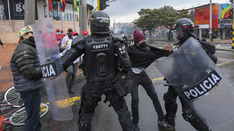 Des manifestants s'opposent à des policiers Colombiens à l'occasion d'une manifestation à Bogota le 1er mai 2021 (image d'illustration).