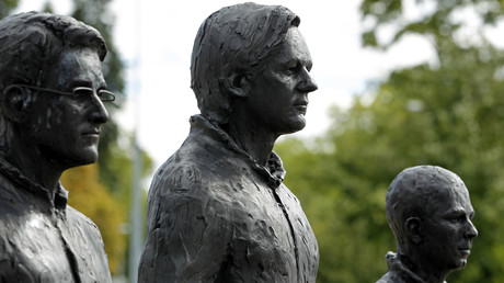 Les statues d'Edward Snowden et de Julian Assange, réalisée par l'artiste italien Davide Dormino devant le siège européenne des Nations unies à Genève, en Suisse, le 14 septembre 2015 (image d'illustration)