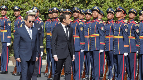 Le président égyptien Abdel Fattah al-Sissi (à gauche) et son homologue français Emmanuel Macron passent en revue une garde d'honneur lors d'une cérémonie au palais présidentiel du Caire le 28 janvier 2019 (illustration).