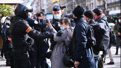 Des policiers empêchent une femme de capter des images lors d'une manifestation à Paris le 20 février 2021 (image d'illustration).