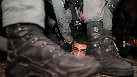 Un manifestant palestinien arrêté par la police, à Jérusalem-Est, le 5 mai 2021.