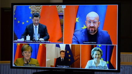De gauche à droite et dans le sens des aiguilles d’une montre : Xi Jinping, Charles Michel, Ursula von der Leyen, Emmanuel Macron et Angela Merkel,sur l’écran d'une visioconférence, à Bruxelles, le 30 décembre 2020 (illustration).