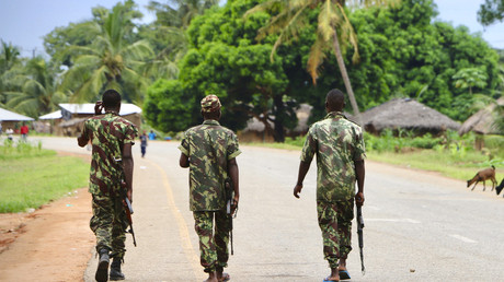 Des soldats de l'armée mozambicaine patrouillent dans les rues de Mocimboa da Praia à la suite d'une attaque d'islamistes présumés, le 7 mars 2018 (image d'illustration).