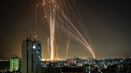 Des roquettes sont lancées depuis la bande de Gaza contrôlée par le Hamas en réponse à une frappe israélienne ayant détruit un immeuble d'une dizaines d'étages, le 11 mai 2021.