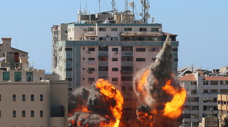 Le 15 mai, un immeuble abritant les bureaux d'Al Jazeera et Associated Press (AP) à Gaza s'effondre après des frappes israéliennes le 15 mai 2021.