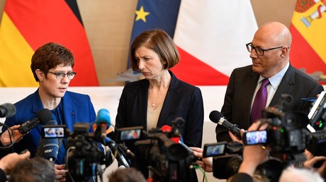 Les ministres de la Défense Allemande et Française, Annegret Kramp-Karrenbauer et Florence Parly, accompagnés par le secrétaire d'Etat à la Défense espagnole, Angel Olivares Ramirez le 20 février 2020 à Paris (image d'illustration).