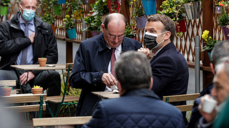 Le président français Emmanuel Macron et le Premier ministre français Jean Castex prennent un café sur une terrasse à Paris le 19 mai 2021.