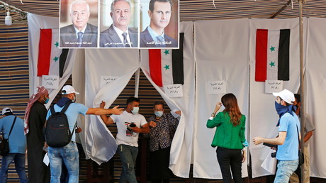 Les Syriens résidant au Liban ont voté avant l'élection présidentielle du 26 mai, à l'ambassade de Syrie à Yarze, au Liban, le 20 mai 2021.
