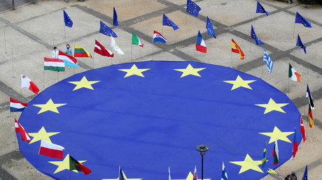Un drapeau de l'Union européenne au centre de la place Schuman, devant le siège de la Commission européenne à Bruxelles, en Belgique, le 8 mai 2021 (illustration).