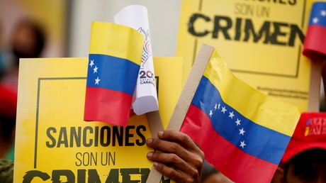 Des partisans du président vénézuélien Nicolas Maduro tiennent des pancartes indiquant 