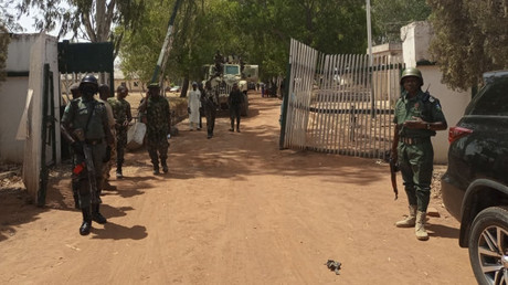 Des soldats et des policiers nigérians se tiennent à l'entrée d'un collège fédéral de Mando, dans l'Etat de Kaduna, le 12 mars 2021, au lendemain de la prise d'assaut d'une école par un gang de kidnappeurs (image d'illustration).