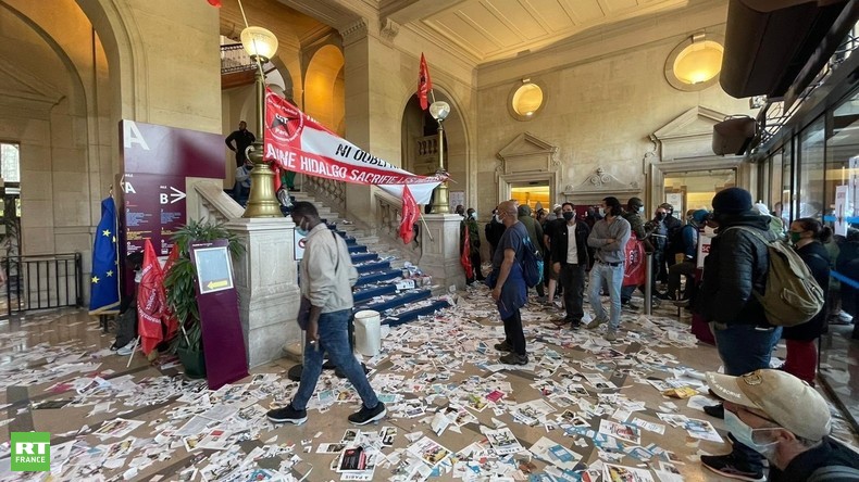 Eboueurs et égoutiers envahissent la mairie du XIIIe arrondissement de Paris
