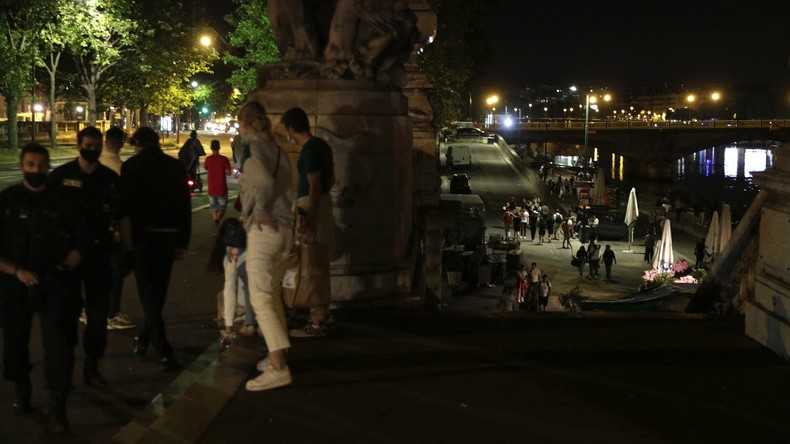 «Projet X» : la police intervient aux Invalides pour évacuer des centaines de fêtards (VIDEOS)
