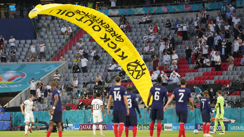 Allemagne-France : un ULM de Greenpeace se pose dans le stade et fait deux blessés