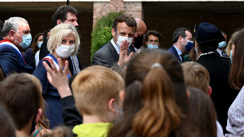 «Ça va la claque que tu t'es prise ?» : Macron répond à un écolier soucieux de son rétablissement