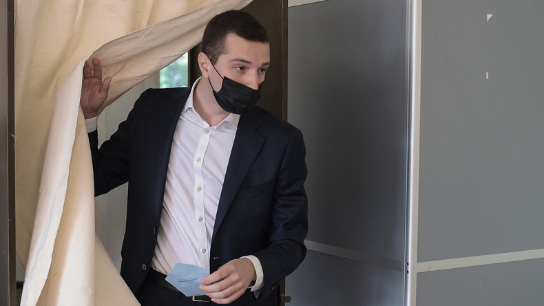 Jordan Bardella réagit au port du voile islamique par l'assesseur d'un bureau de vote