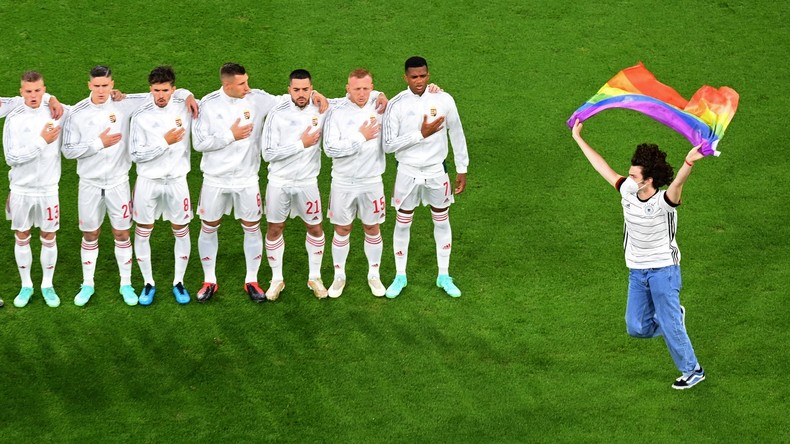 Euro : un individu brandit un drapeau arc-en-ciel sur le terrain durant l'hymne hongrois