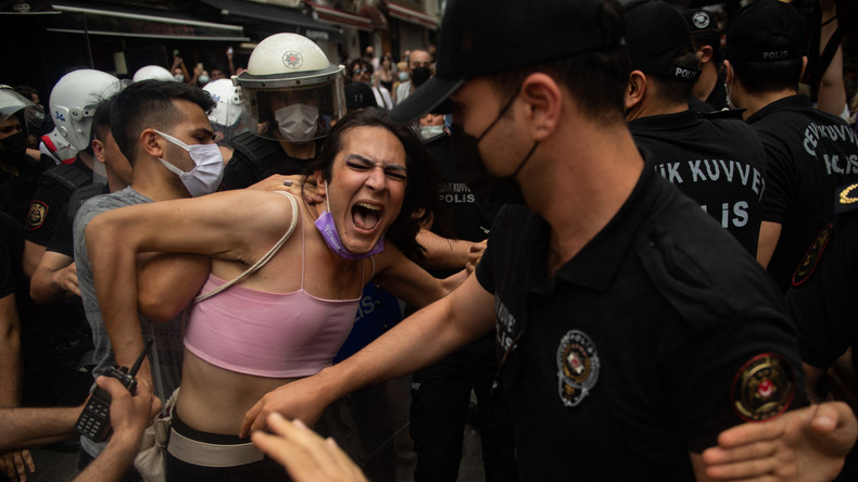 Istanbul : interdite, la Marche des fiertés a été dispersée par les forces de l'ordre