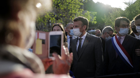 Emmanuel Macron lors d'un déplacement à Saint-Cirq-Lapopie, Lot, le 2 juin (image d'illustration).