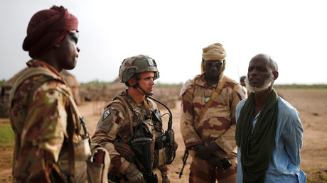 Un soldat français et un soldat malien le 29 juillet 2019 dans le nord du Mali (image d'illustration)