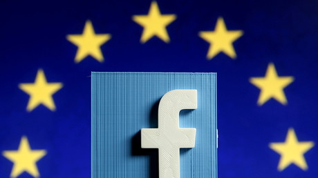 Le signe commercial de Facebook devant le drapeau européen (montage d'illustration réalisé le 15 mai 2015).