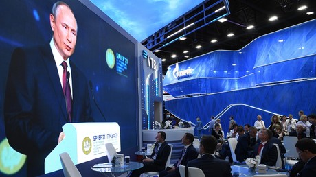 Le président russe Vladimir Poutine apparaît à l'écran alors qu'il s'exprime lors de la séance plénière du Forum économique international de Saint-Pétersbourg, le 4 juin 2021.