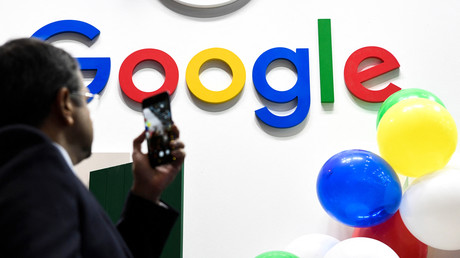 Un homme prenant le logo Google en photo lors du salon des start-ups et de l'innovation Vivatech en 2019 (image d'illustration).