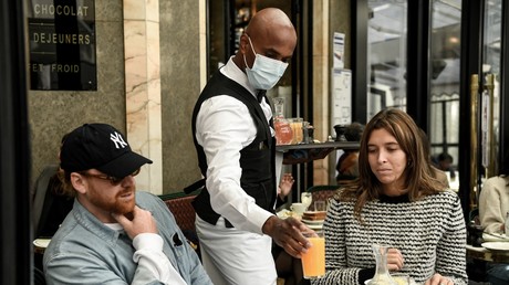 Un serveur et des clients sur le terrasse du Café de Flore à Paris le 19 mai 2021 (image d'illustration).