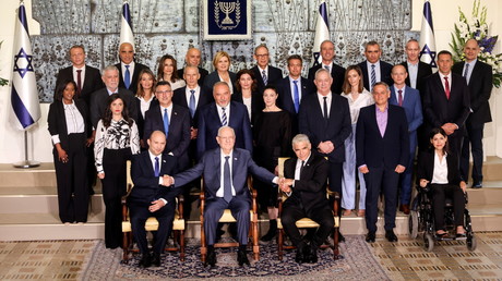 Le président israélien Reuven Rivlin (au milieu) en compagnie du Premier ministre Naftali Bennett (à gauche) et du ministre des Affaires étrangères Yair Lapid (à droite) avec le reste du gouvernement le 14 juin 2021 à Jérusalem.