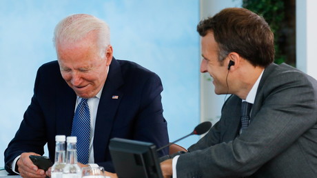 Le président américain Joe Biden et le président français Emmanuel Macron lors du sommet du G7 à Carbis Bay (Cornouailles), en Angleterre le 13 juin 2021.