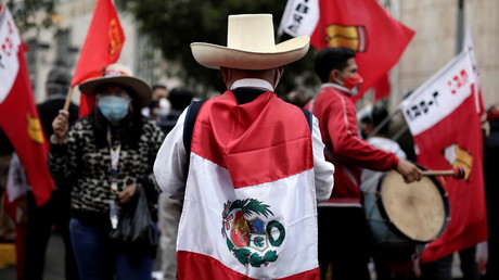 Les partisans du candidat présidentiel du Pérou Pedro Castillo se rassemblent devant le jury national des élections, à Lima, Pérou, le 11 juin 2021 (image d'illustration).