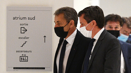 L'ancien président français Nicolas Sarkozy (à gauche) le 15 juin 2021 au tribunal correctionnel de Paris.