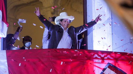 Le candidat à la présidentielle péruvien Pedro Castillo s'adresse à ses partisans depuis le siège du parti 