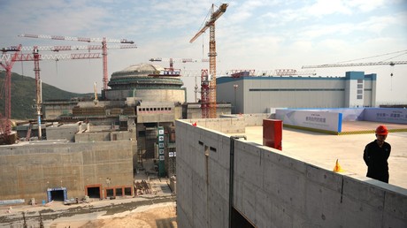 Photo d'archives prise le 8 décembre 2013, sur le chantier de la centrale nucléaire de Taïshan, dans le sud de la Chine, lors de la visite du Premier ministre français de l'époque, Jean-Marc Ayrault (illustration).